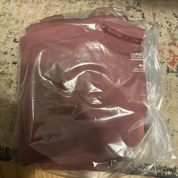 Maroon size 3X Fabletics, scrubs new without tags - Picture 2 of 3